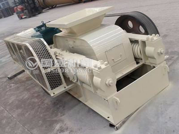 對(duì)輥破碎機(jī)運(yùn)行現(xiàn)場(chǎng) 對(duì)輥破碎機(jī)運(yùn)行現(xiàn)場(chǎng)